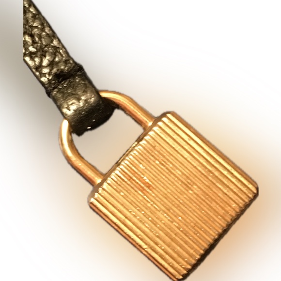 Michael Kors Lock Charm Hang Tag Gold Tone Keychain Key Fob Charm Vintage Style - Picture 7 of 8